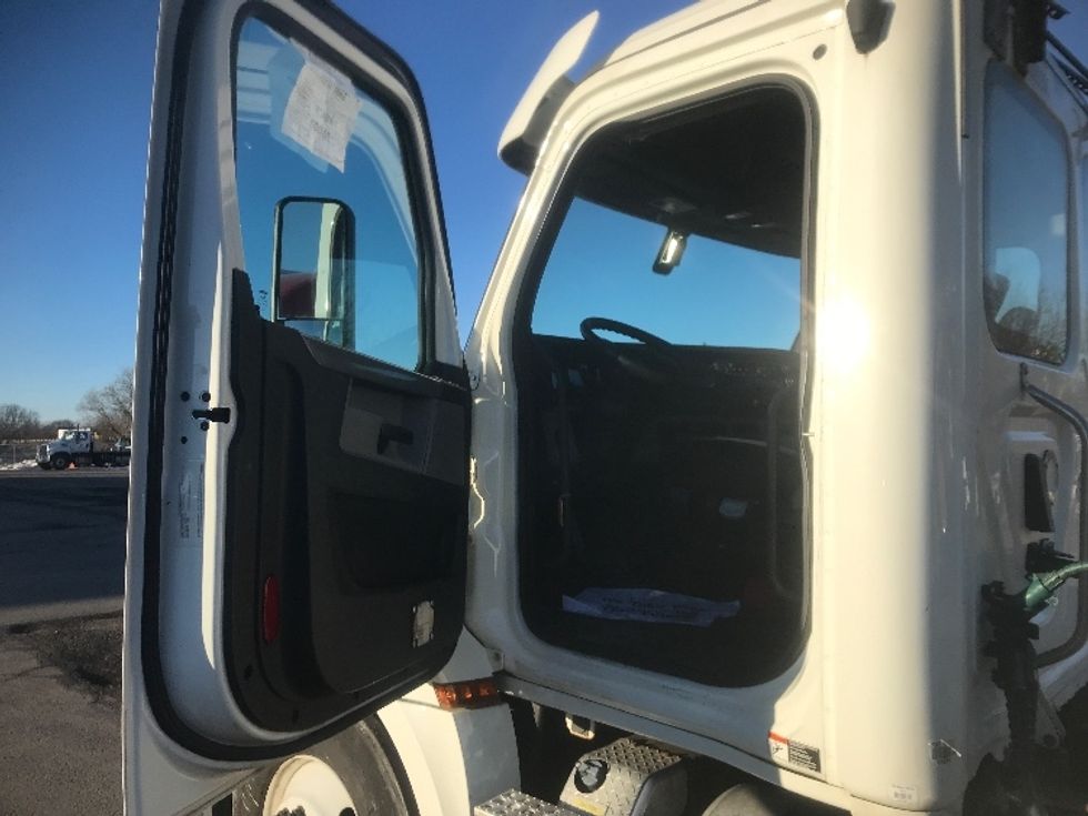 Day Cab Tractor-Heavy Duty Tractors-Freightliner-2019-T12664ST-Hagerstown-MD-341,735\n\t\tmiles-$ 52,500 - Image 9