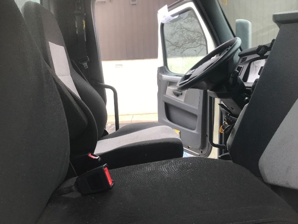 Day Cab Tractor-Heavy Duty Tractors-Freightliner-2019-T12664ST-Hagerstown-MD-421,650\n\t\tmiles-$ 48,000 - Image 14