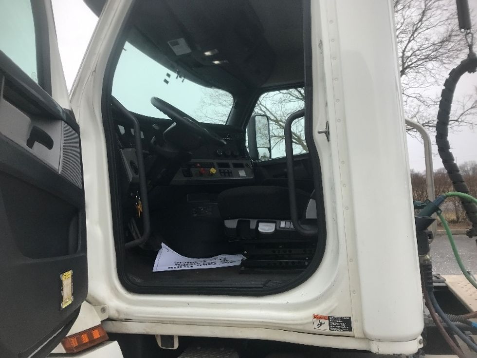 Day Cab Tractor-Heavy Duty Tractors-Freightliner-2019-T12664ST-Hagerstown-MD-421,650\n\t\tmiles-$ 48,000 - Image 9