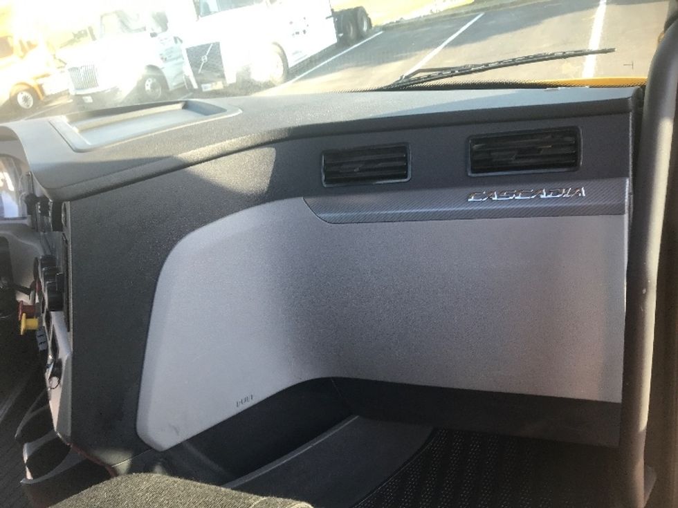 Day Cab Tractor-Heavy Duty Tractors-Freightliner-2019-T12664ST-Hagerstown-MD-481,817\n\t\tmiles-$ 36,250 - Image 13