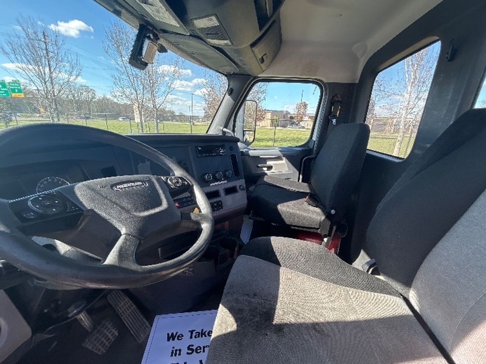 Day Cab Tractor-Heavy Duty Tractors-Freightliner-2019-T12664ST-Hammond-LA-401,950\n\t\tmiles-$ 44,500 - Image 10