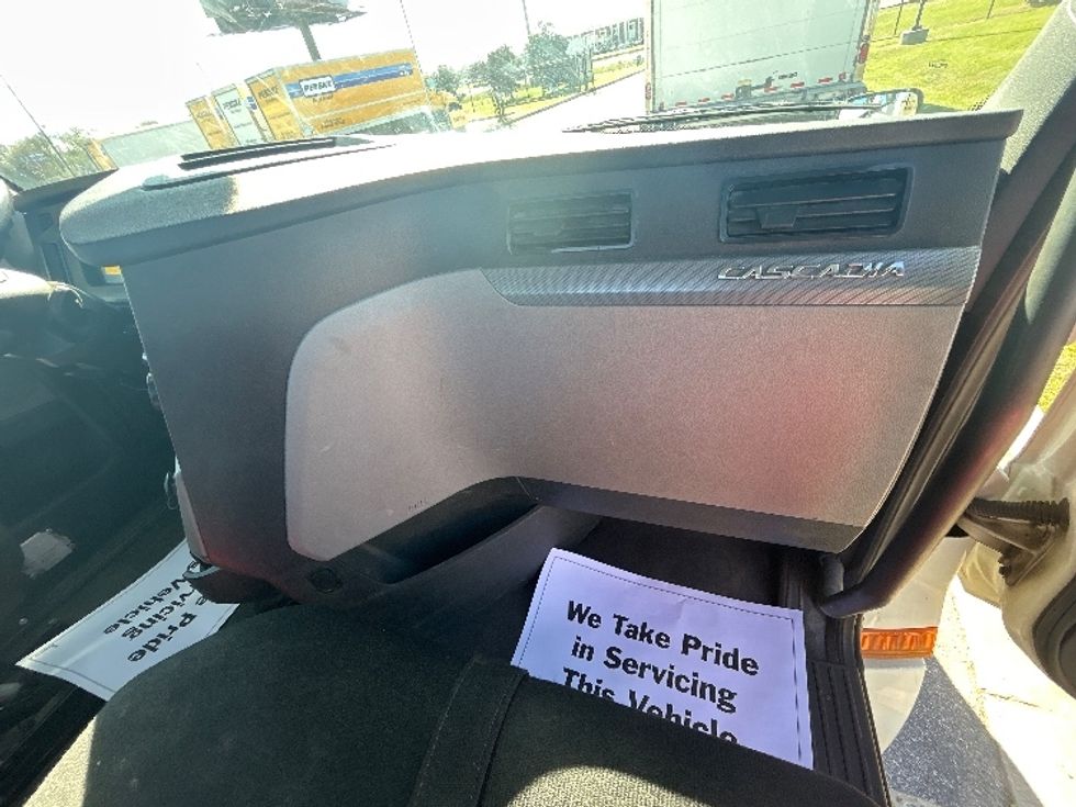 Day Cab Tractor-Heavy Duty Tractors-Freightliner-2019-T12664ST-Hammond-LA-401,950\n\t\tmiles-$ 44,500 - Image 13