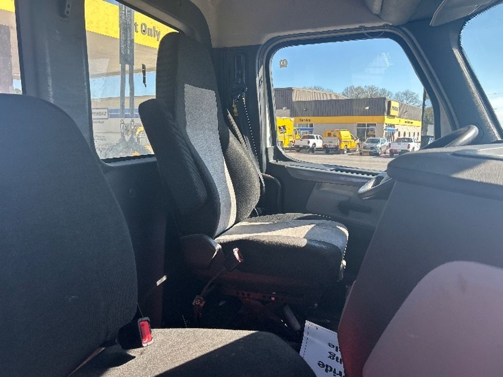 Day Cab Tractor-Heavy Duty Tractors-Freightliner-2019-T12664ST-Hammond-LA-401,950\n\t\tmiles-$ 44,500 - Image 14