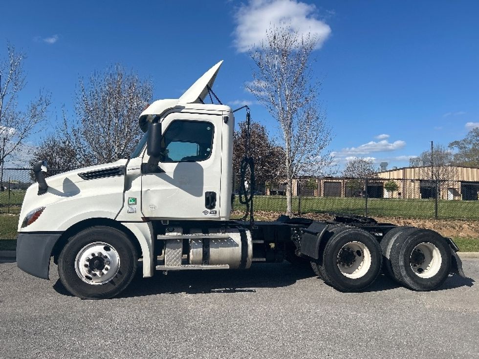 Day Cab Tractor-Heavy Duty Tractors-Freightliner-2019-T12664ST-Hammond-LA-401,950\n\t\tmiles-$ 44,500 - Image 4