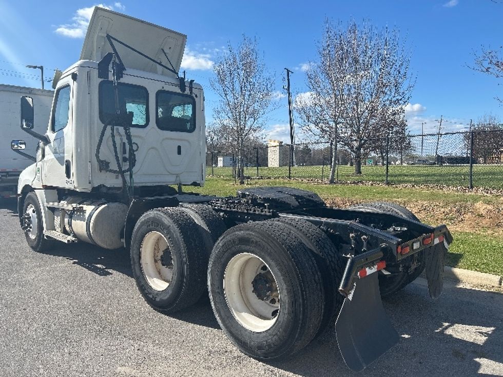 Day Cab Tractor-Heavy Duty Tractors-Freightliner-2019-T12664ST-Hammond-LA-401,950\n\t\tmiles-$ 44,500 - Image 5