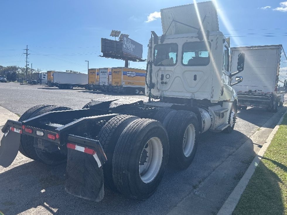 Day Cab Tractor-Heavy Duty Tractors-Freightliner-2019-T12664ST-Hammond-LA-401,950\n\t\tmiles-$ 44,500 - Image 7