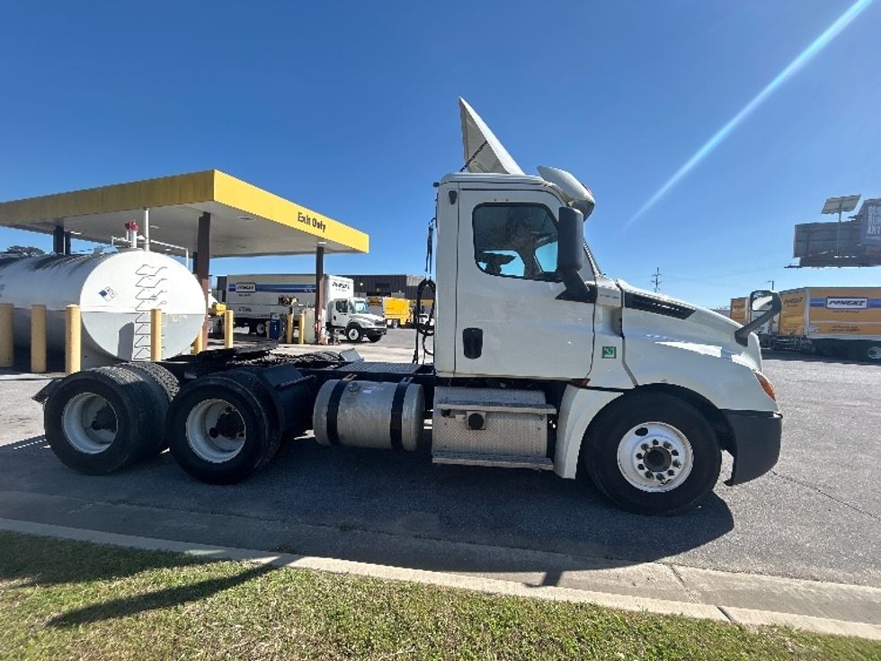 Day Cab Tractor-Heavy Duty Tractors-Freightliner-2019-T12664ST-Hammond-LA-401,950\n\t\tmiles-$ 44,500 - Image 8
