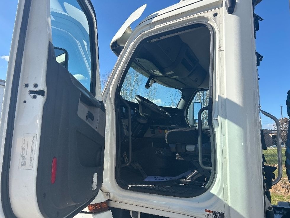 Day Cab Tractor-Heavy Duty Tractors-Freightliner-2019-T12664ST-Hammond-LA-401,950\n\t\tmiles-$ 44,500 - Image 9