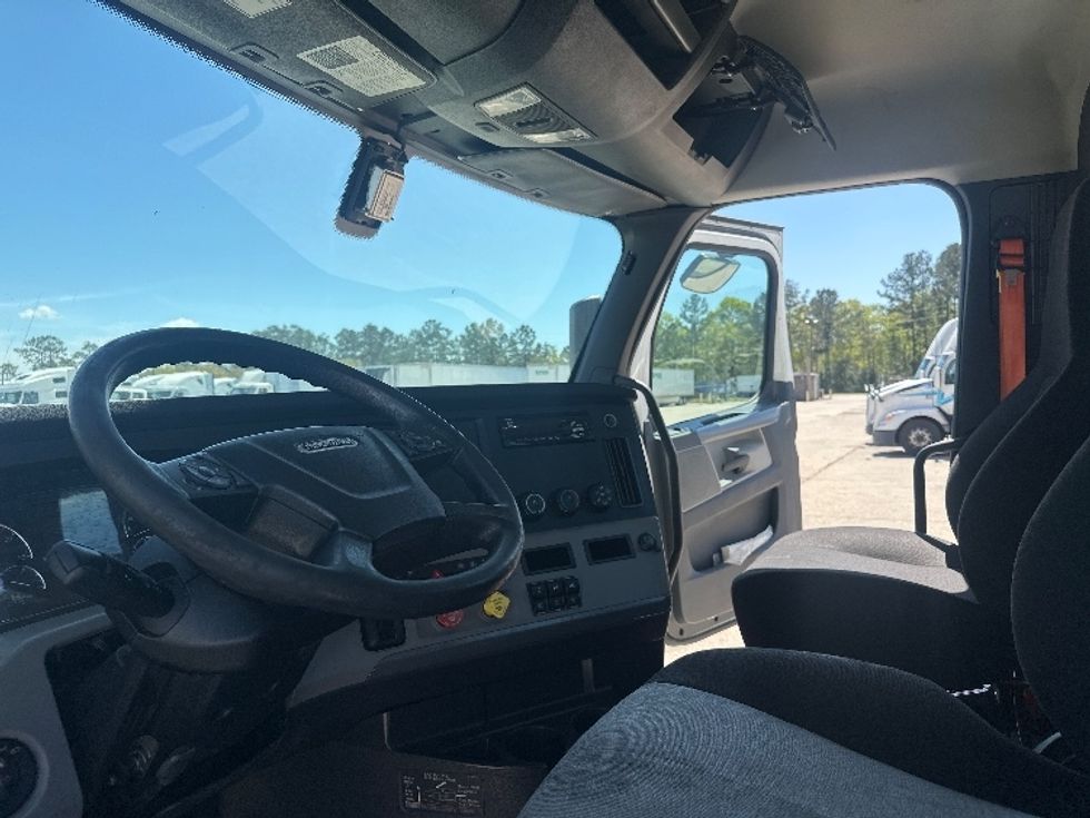 Day Cab Tractor-Heavy Duty Tractors-Freightliner-2019-T12664ST-Hammond-LA-412,162\n\t\tmiles-$ 45,500 - Image 10