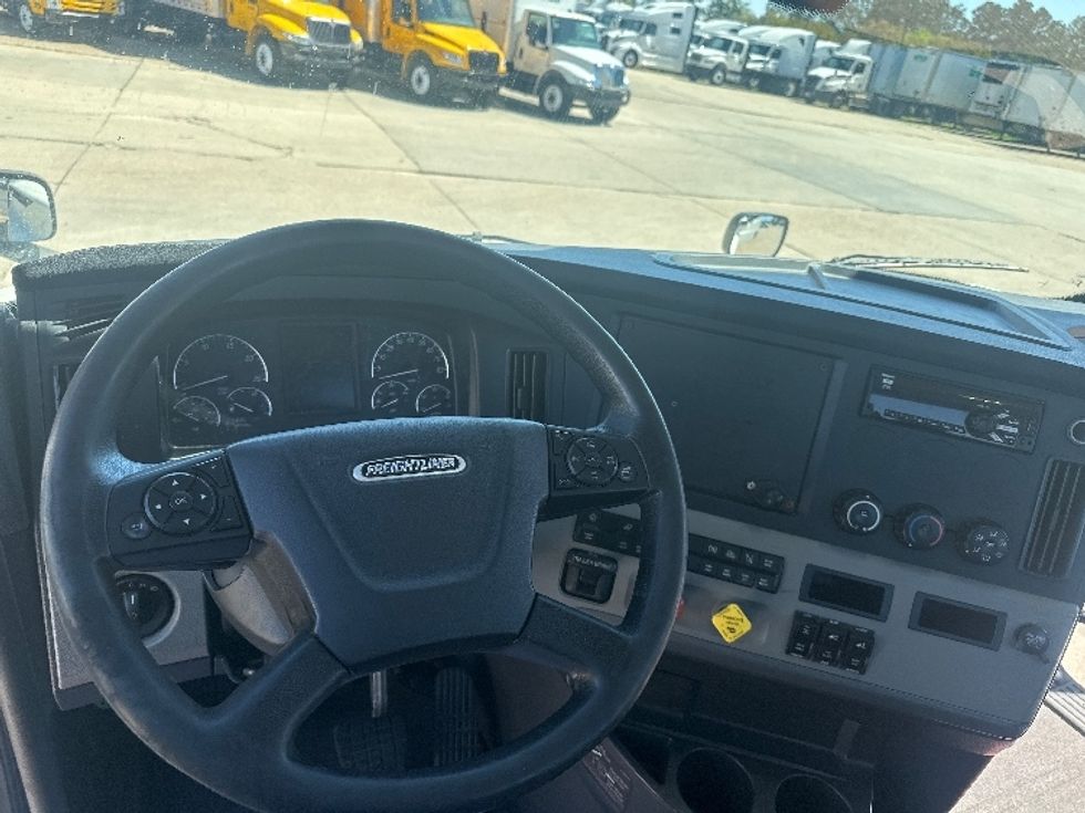 Day Cab Tractor-Heavy Duty Tractors-Freightliner-2019-T12664ST-Hammond-LA-412,162\n\t\tmiles-$ 45,500 - Image 11