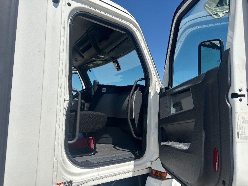 Day Cab Tractor-Heavy Duty Tractors-Freightliner-2019-T12664ST-Hammond-LA-412,162\n\t\tmiles-$ 45,500 - Image 12