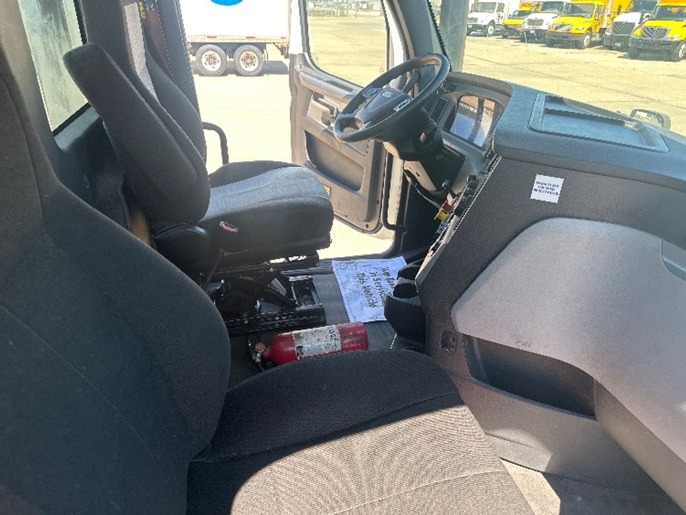 Day Cab Tractor-Heavy Duty Tractors-Freightliner-2019-T12664ST-Hammond-LA-412,162\n\t\tmiles-$ 45,500 - Image 14