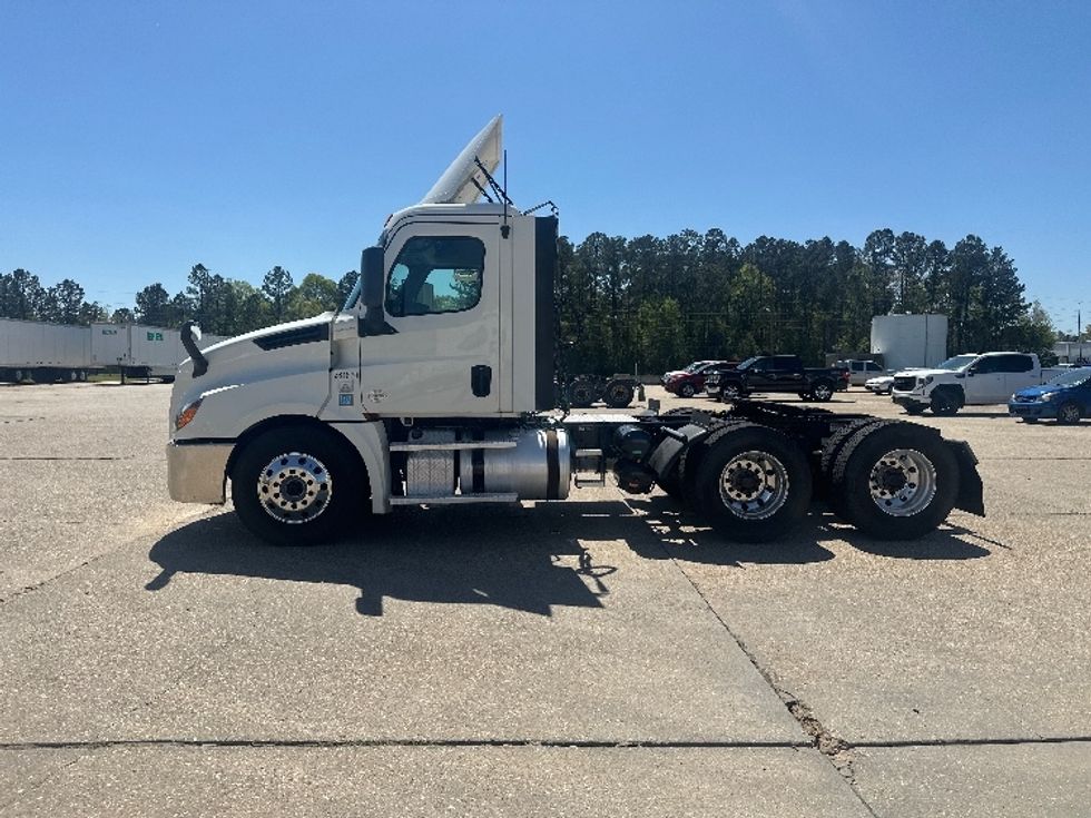 Day Cab Tractor-Heavy Duty Tractors-Freightliner-2019-T12664ST-Hammond-LA-412,162\n\t\tmiles-$ 45,500 - Image 4