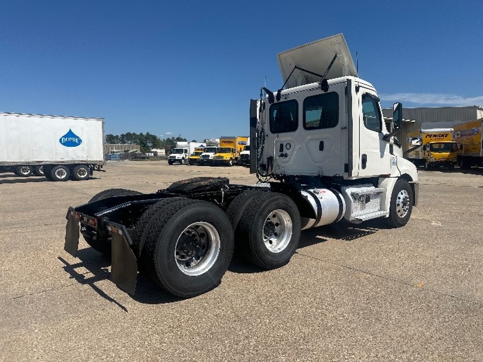 Day Cab Tractor-Heavy Duty Tractors-Freightliner-2019-T12664ST-Hammond-LA-412,162\n\t\tmiles-$ 45,500 - Image 7