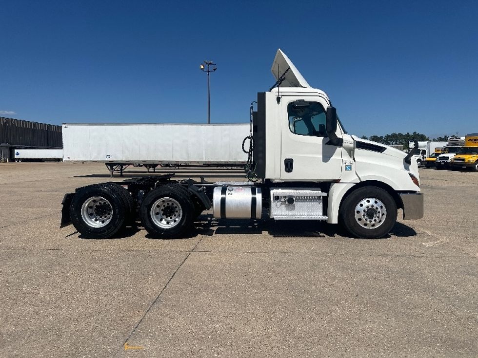 Day Cab Tractor-Heavy Duty Tractors-Freightliner-2019-T12664ST-Hammond-LA-412,162\n\t\tmiles-$ 45,500 - Image 8