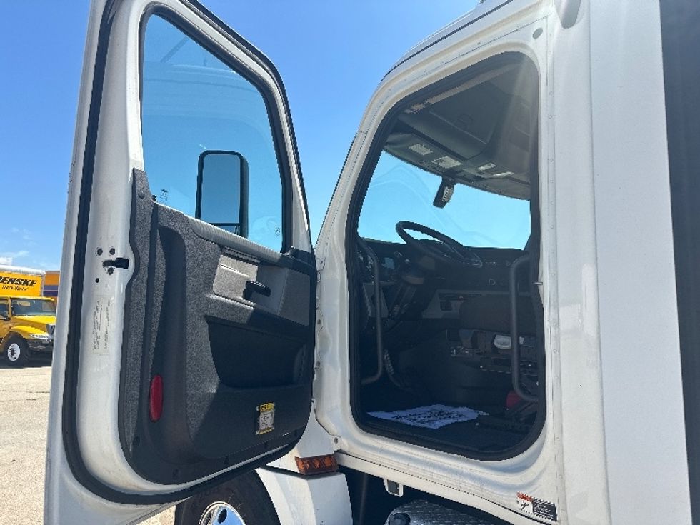 Day Cab Tractor-Heavy Duty Tractors-Freightliner-2019-T12664ST-Hammond-LA-412,162\n\t\tmiles-$ 45,500 - Image 9