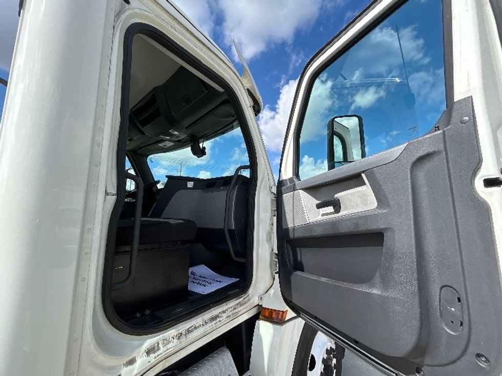 Day Cab Tractor-Heavy Duty Tractors-Freightliner-2019-T12664ST-Hammond-LA-456,896\n\t\tmiles-$ 41,500 - Image 12