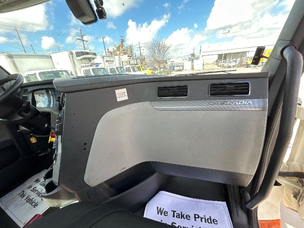 Day Cab Tractor-Heavy Duty Tractors-Freightliner-2019-T12664ST-Hammond-LA-456,896\n\t\tmiles-$ 41,500 - Image 13