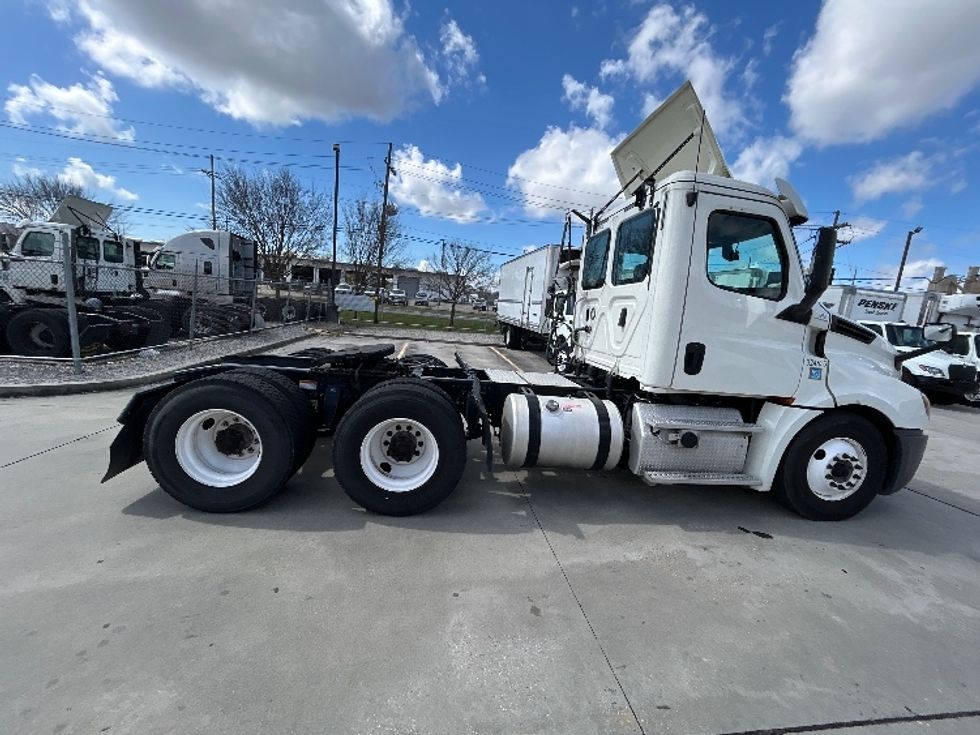 Day Cab Tractor-Heavy Duty Tractors-Freightliner-2019-T12664ST-Hammond-LA-456,896\n\t\tmiles-$ 41,500 - Image 8