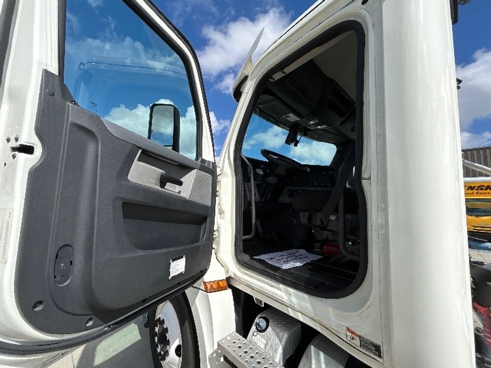 Day Cab Tractor-Heavy Duty Tractors-Freightliner-2019-T12664ST-Hammond-LA-456,896\n\t\tmiles-$ 41,500 - Image 9