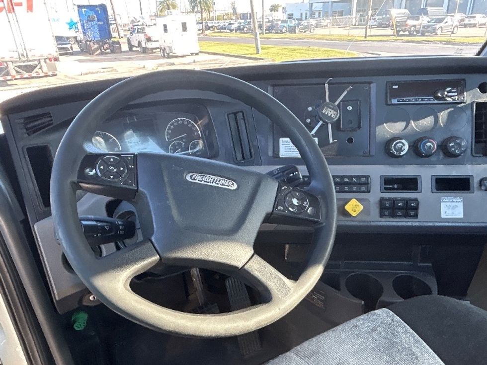 Day Cab Tractor-Heavy Duty Tractors-Freightliner-2019-T12664ST-Hammond-LA-501,976\n\t\tmiles-$ 36,250 - Image 10