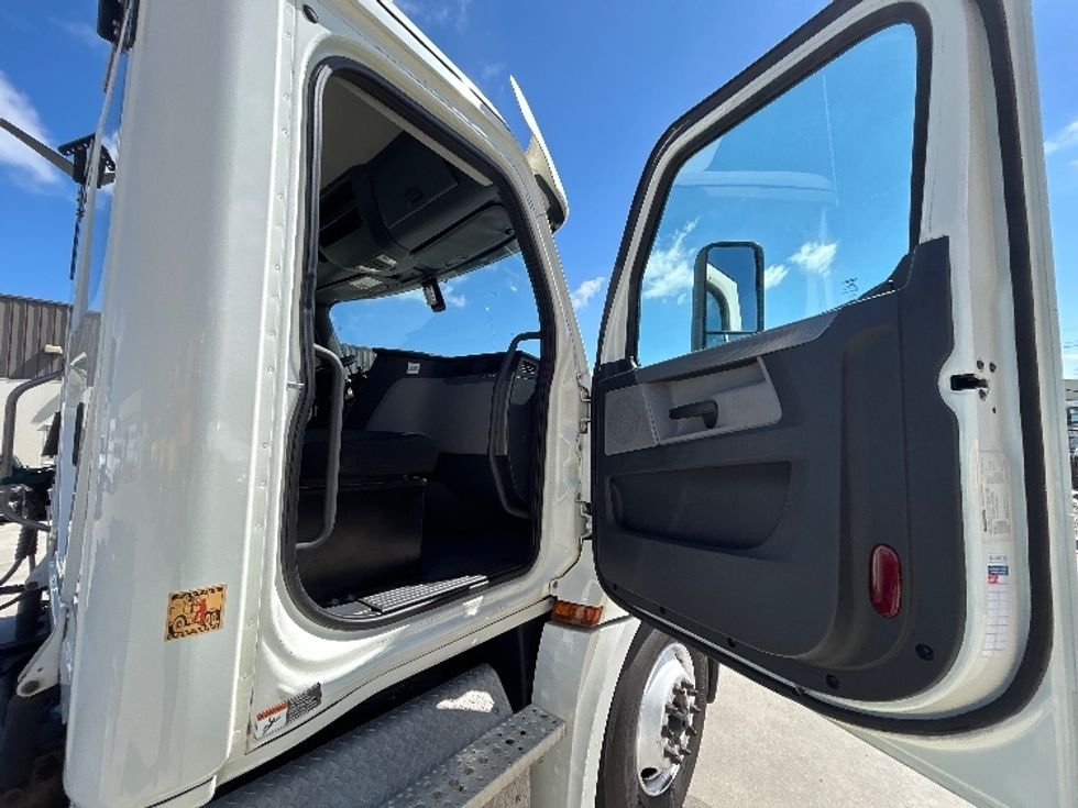 Day Cab Tractor-Heavy Duty Tractors-Freightliner-2019-T12664ST-Hammond-LA-501,976\n\t\tmiles-$ 36,250 - Image 11