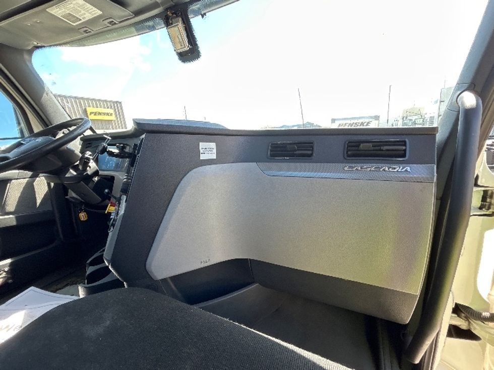 Day Cab Tractor-Heavy Duty Tractors-Freightliner-2019-T12664ST-Hammond-LA-501,976\n\t\tmiles-$ 36,250 - Image 12