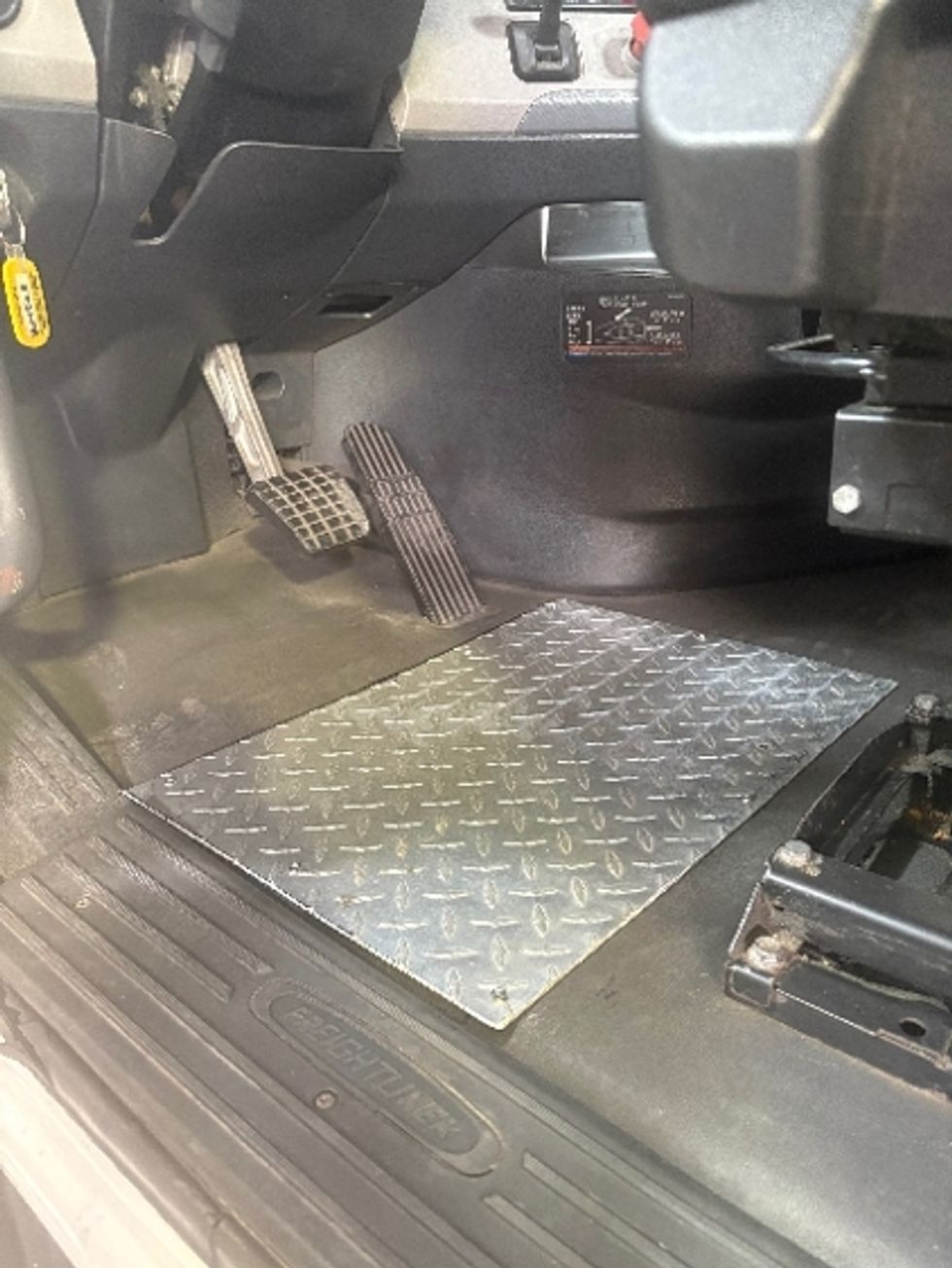 Day Cab Tractor-Heavy Duty Tractors-Freightliner-2019-T12664ST-Hammond-LA-501,976\n\t\tmiles-$ 36,250 - Image 16