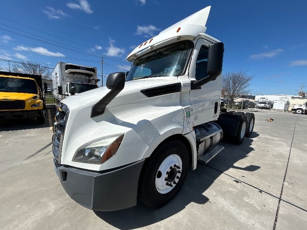 Day Cab Tractor-Heavy Duty Tractors-Freightliner-2019-T12664ST-Hammond-LA-501,976\n\t\tmiles-$ 36,250 - Image 3