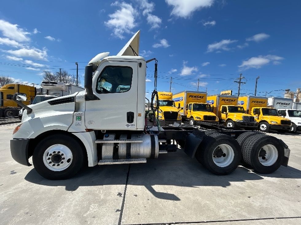 Day Cab Tractor-Heavy Duty Tractors-Freightliner-2019-T12664ST-Hammond-LA-501,976\n\t\tmiles-$ 36,250 - Image 4