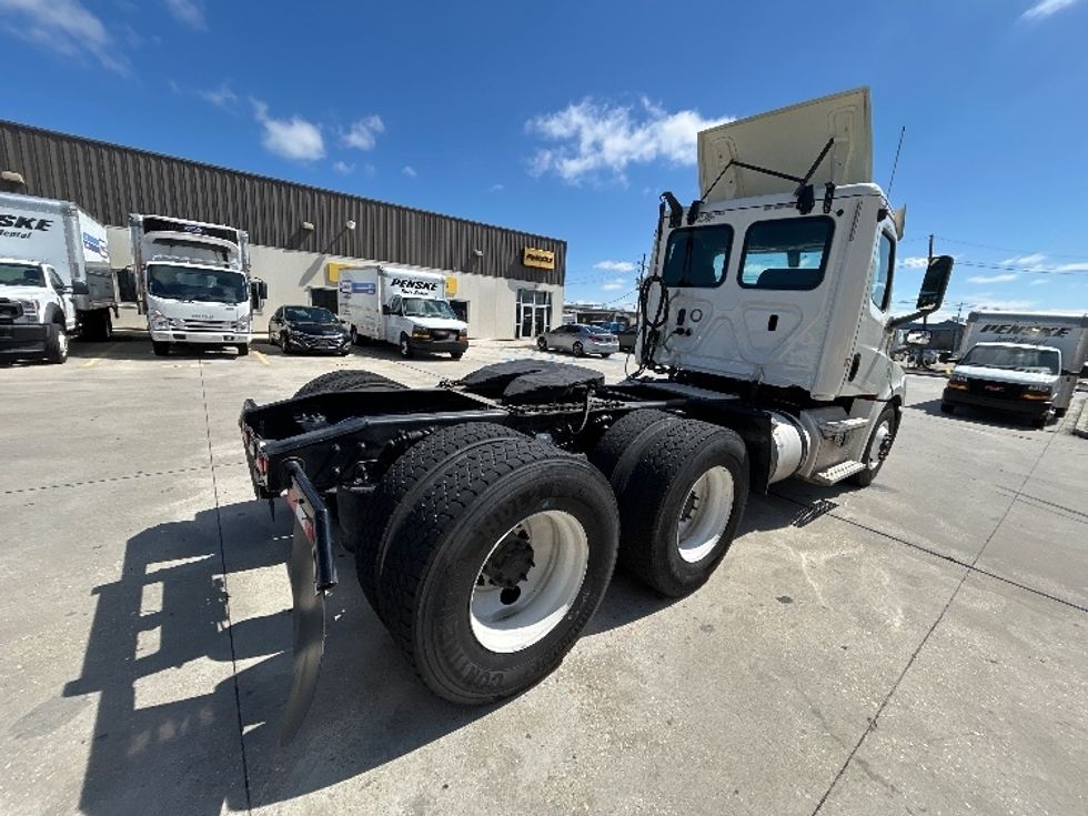 Day Cab Tractor-Heavy Duty Tractors-Freightliner-2019-T12664ST-Hammond-LA-501,976\n\t\tmiles-$ 36,250 - Image 7