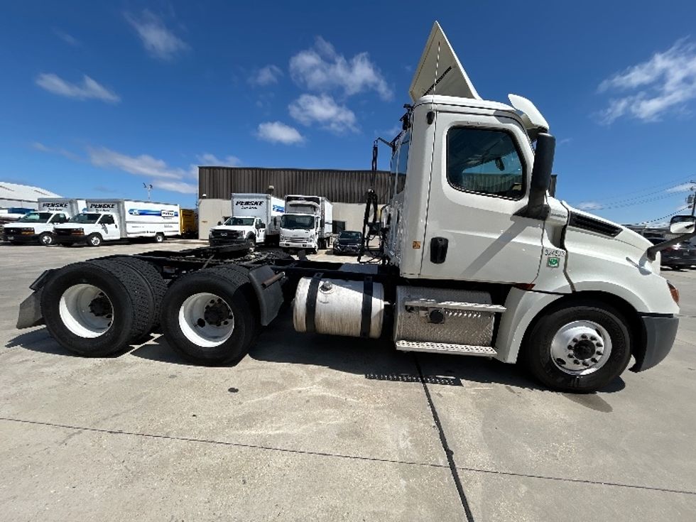 Day Cab Tractor-Heavy Duty Tractors-Freightliner-2019-T12664ST-Hammond-LA-501,976\n\t\tmiles-$ 36,250 - Image 8