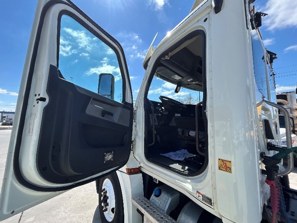 Day Cab Tractor-Heavy Duty Tractors-Freightliner-2019-T12664ST-Hammond-LA-501,976\n\t\tmiles-$ 36,250 - Image 9