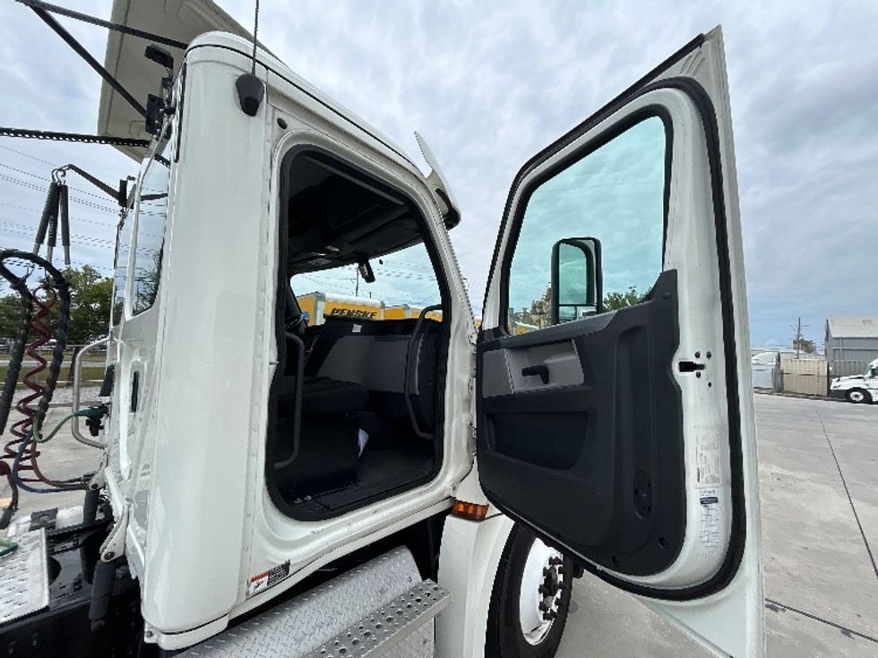 Day Cab Tractor-Heavy Duty Tractors-Freightliner-2019-T12664ST-Hammond-LA-660,952\n\t\tmiles-$ 26,000 - Image 12