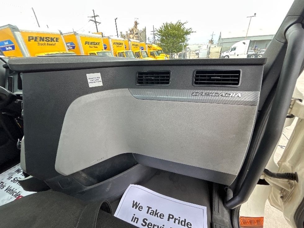 Day Cab Tractor-Heavy Duty Tractors-Freightliner-2019-T12664ST-Hammond-LA-660,952\n\t\tmiles-$ 26,000 - Image 13