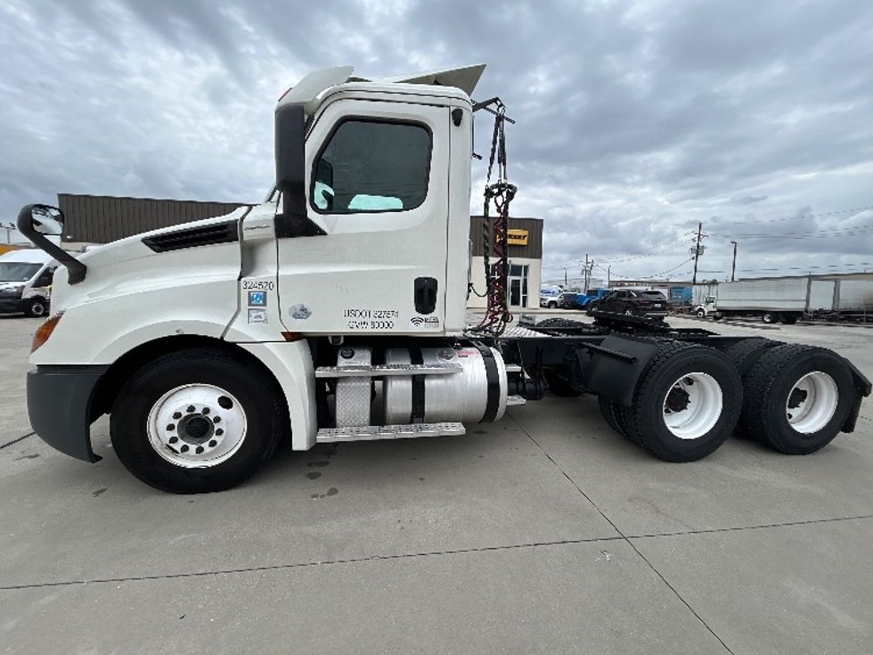 Day Cab Tractor-Heavy Duty Tractors-Freightliner-2019-T12664ST-Hammond-LA-660,952\n\t\tmiles-$ 26,000 - Image 4