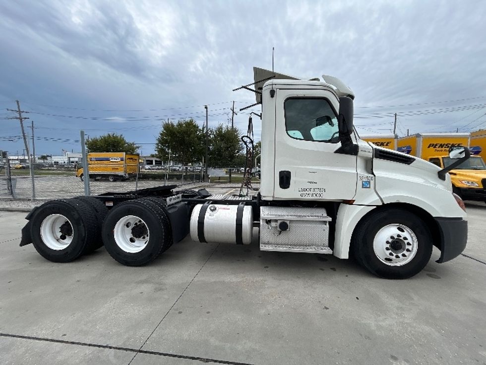 Day Cab Tractor-Heavy Duty Tractors-Freightliner-2019-T12664ST-Hammond-LA-660,952\n\t\tmiles-$ 26,000 - Image 8