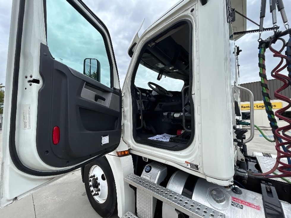 Day Cab Tractor-Heavy Duty Tractors-Freightliner-2019-T12664ST-Hammond-LA-660,952\n\t\tmiles-$ 26,000 - Image 9