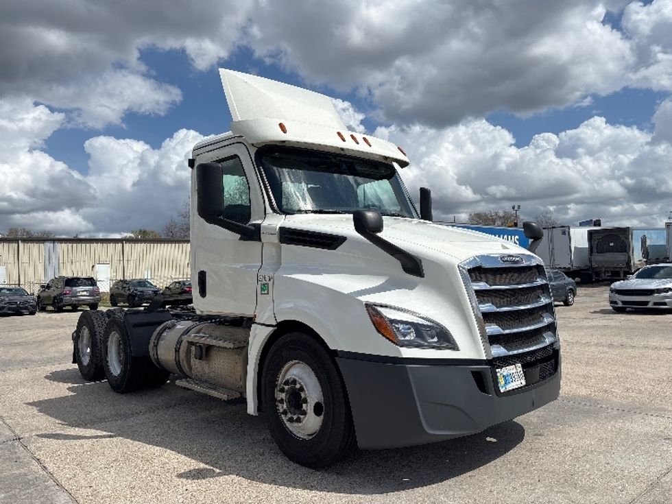 Day Cab Tractor-Heavy Duty Tractors-Freightliner-2019-T12664ST-Hammond-LA-695,300\n\t\tmiles-$ 23,000 - Image 1