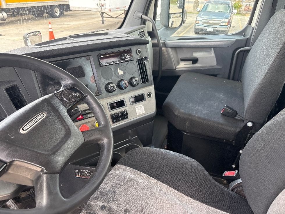 Day Cab Tractor-Heavy Duty Tractors-Freightliner-2019-T12664ST-Hammond-LA-695,300\n\t\tmiles-$ 23,000 - Image 10