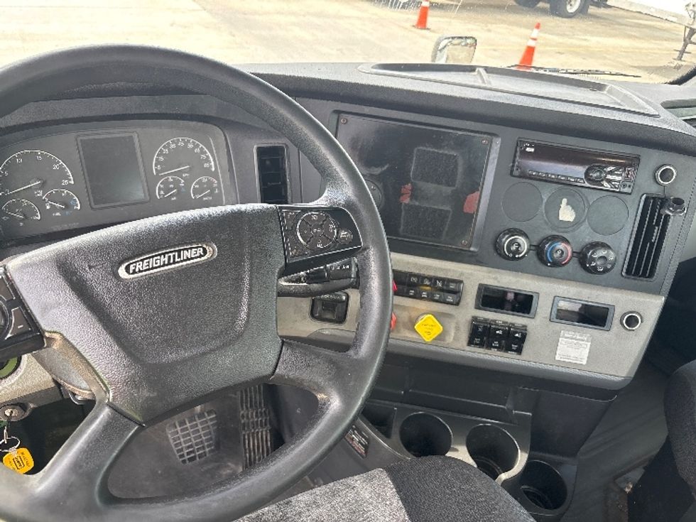 Day Cab Tractor-Heavy Duty Tractors-Freightliner-2019-T12664ST-Hammond-LA-695,300\n\t\tmiles-$ 23,000 - Image 11
