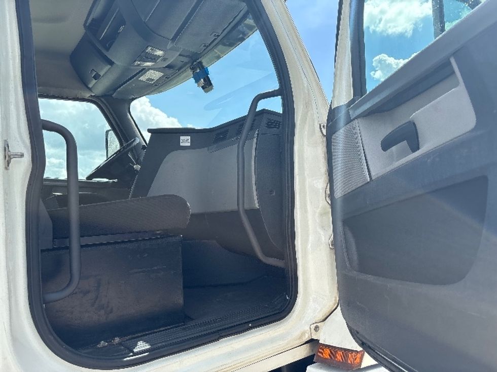 Day Cab Tractor-Heavy Duty Tractors-Freightliner-2019-T12664ST-Hammond-LA-695,300\n\t\tmiles-$ 23,000 - Image 12