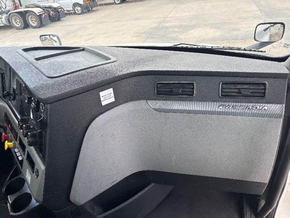 Day Cab Tractor-Heavy Duty Tractors-Freightliner-2019-T12664ST-Hammond-LA-695,300\n\t\tmiles-$ 23,000 - Image 13