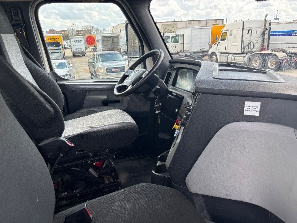 Day Cab Tractor-Heavy Duty Tractors-Freightliner-2019-T12664ST-Hammond-LA-695,300\n\t\tmiles-$ 23,000 - Image 14