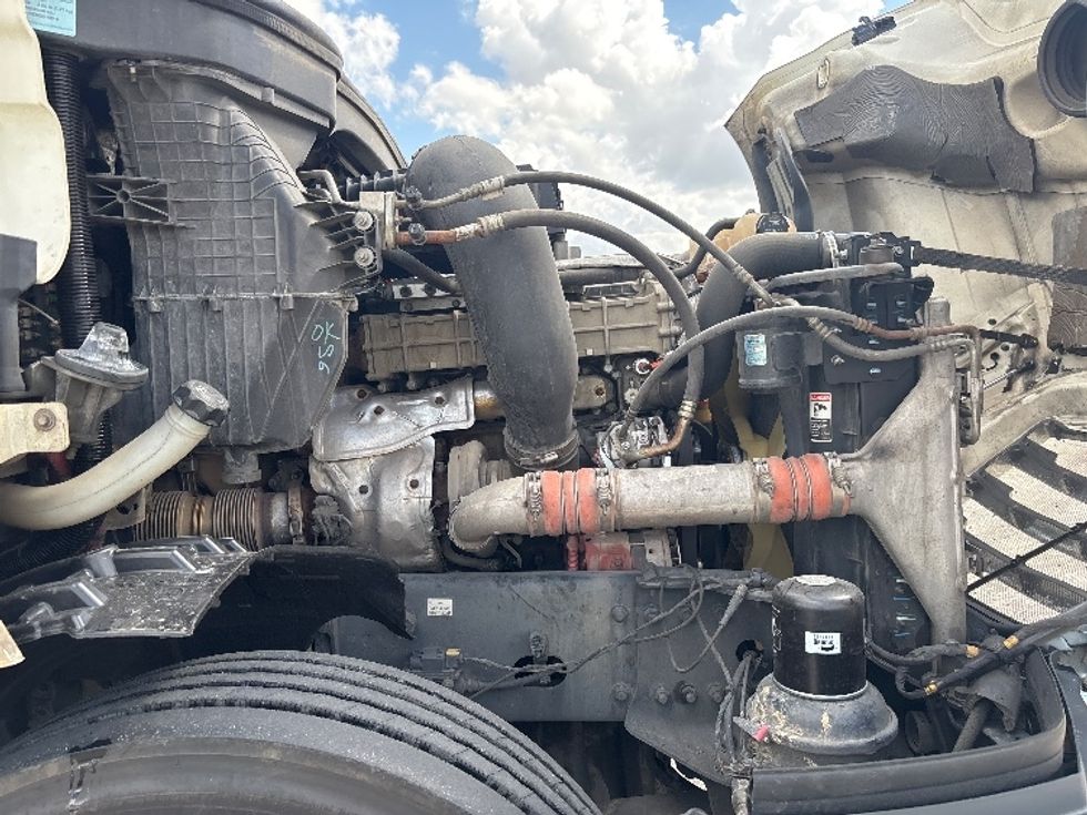 Day Cab Tractor-Heavy Duty Tractors-Freightliner-2019-T12664ST-Hammond-LA-695,300\n\t\tmiles-$ 23,000 - Image 15