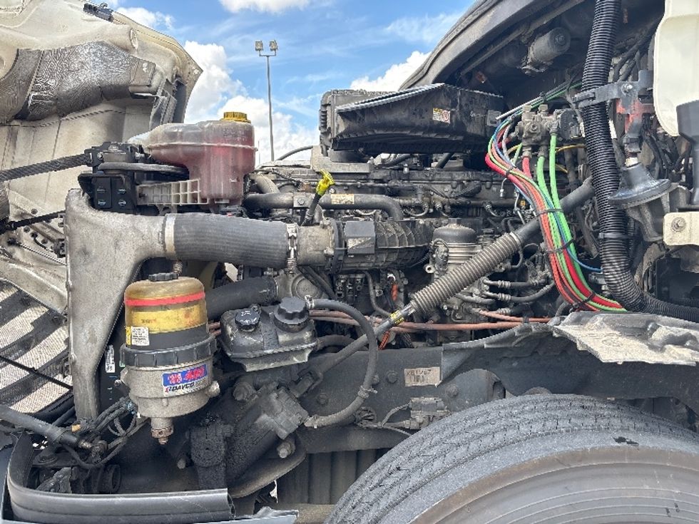 Day Cab Tractor-Heavy Duty Tractors-Freightliner-2019-T12664ST-Hammond-LA-695,300\n\t\tmiles-$ 23,000 - Image 16