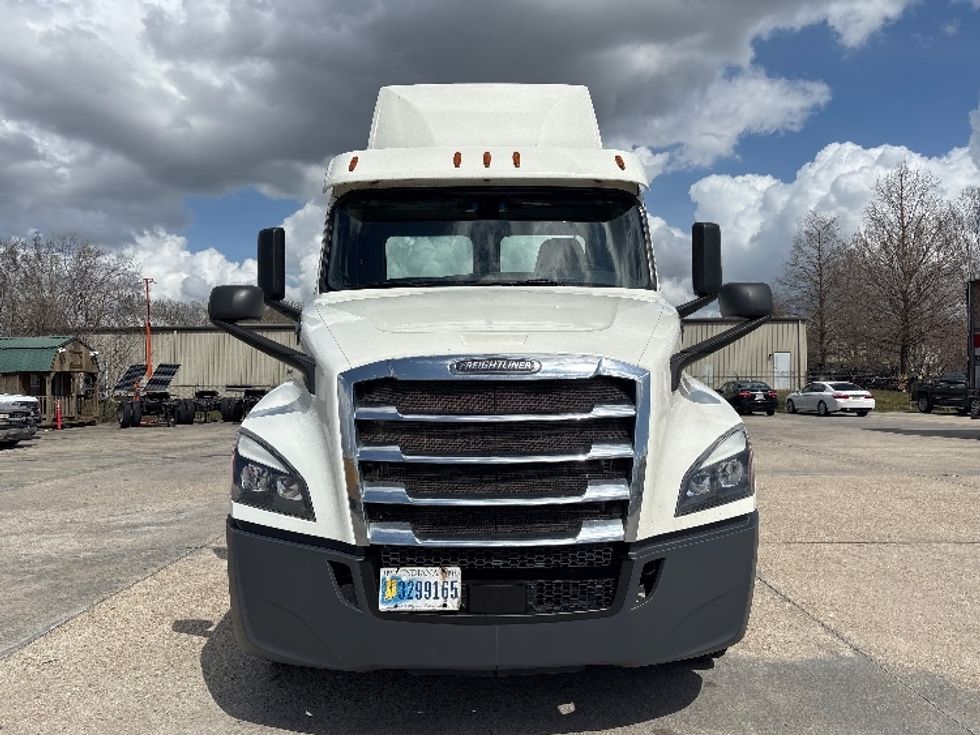 Day Cab Tractor-Heavy Duty Tractors-Freightliner-2019-T12664ST-Hammond-LA-695,300\n\t\tmiles-$ 23,000 - Image 2
