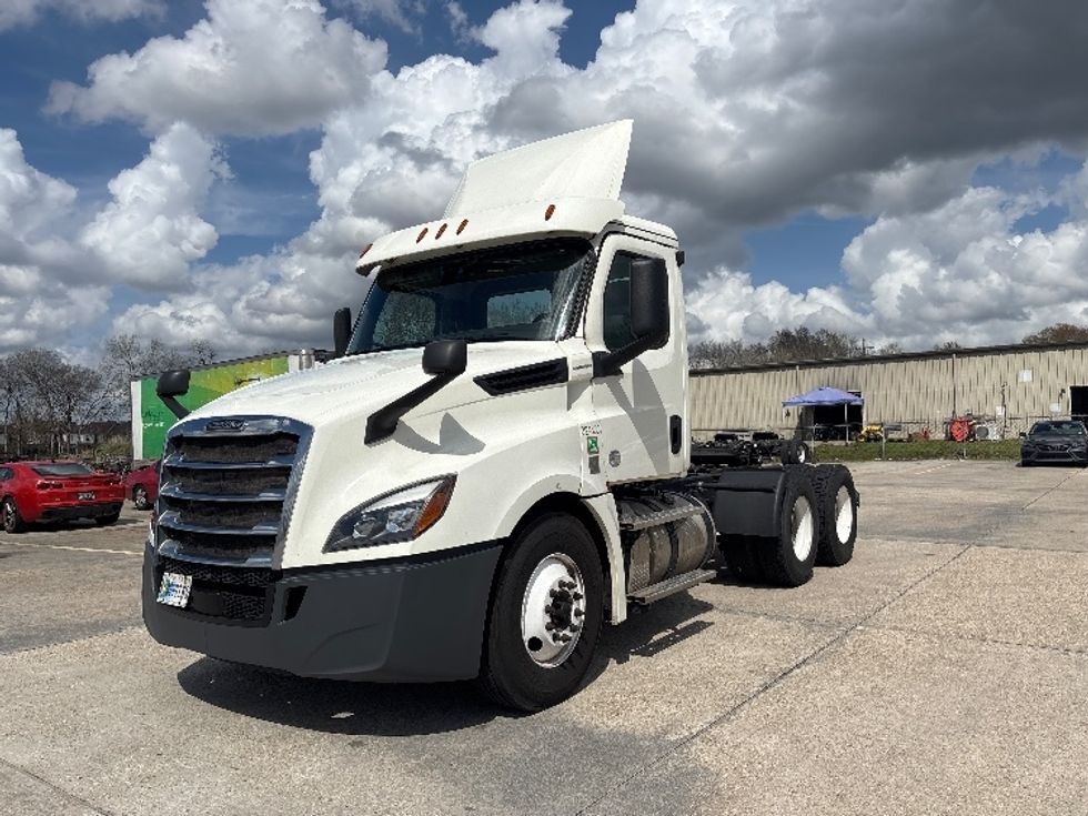 Day Cab Tractor-Heavy Duty Tractors-Freightliner-2019-T12664ST-Hammond-LA-695,300\n\t\tmiles-$ 23,000 - Image 3