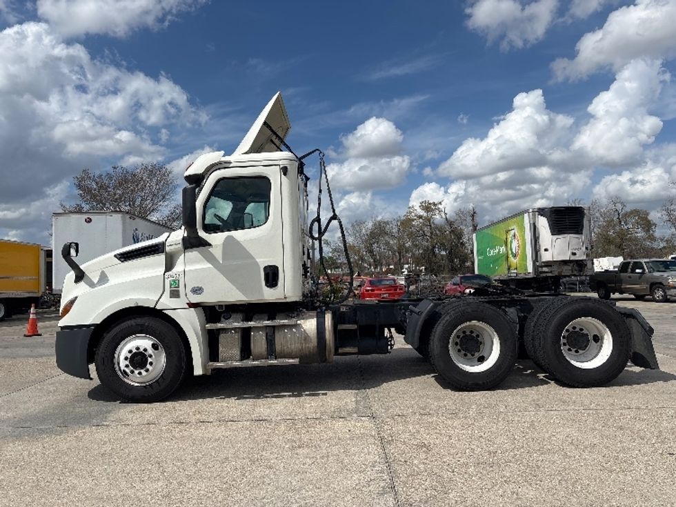 Day Cab Tractor-Heavy Duty Tractors-Freightliner-2019-T12664ST-Hammond-LA-695,300\n\t\tmiles-$ 23,000 - Image 4