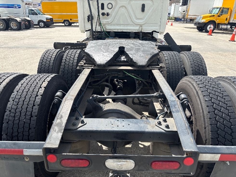 Day Cab Tractor-Heavy Duty Tractors-Freightliner-2019-T12664ST-Hammond-LA-695,300\n\t\tmiles-$ 23,000 - Image 6